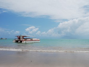 Para ir à ilha de Areia Vermelha, o turista pode pegar um barco na Praia do Poço, em Cabedelo (Foto: Krystine Carneiro/G1)
