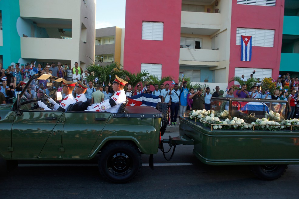 Conforme a urna com os restos de Fidel passava pelas ruas de Santiago de Cuba, os cubanos acenavam emocionados neste domingo (Foto: Dario Lopez-Mills/AP)