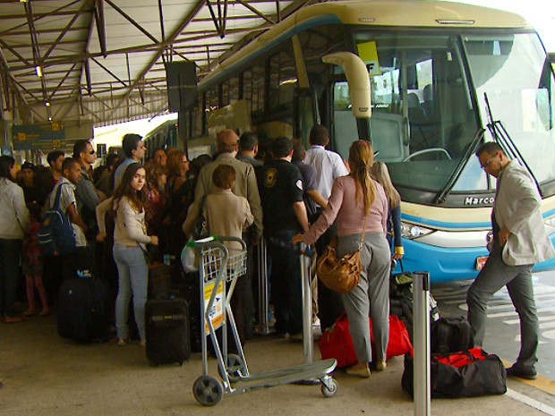 Passageiros aguardam ônibus na entrada do Viracopos em Campinas (Foto: Reprodução EPTV)