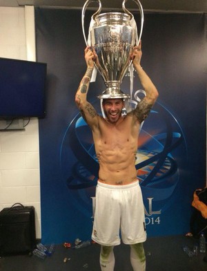 Sergio Ramos coloca troféu na cabeça (Foto: Instagram)