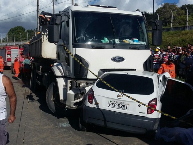Três morreram em acidente em Itapissuma, no Grande Recife (Foto: Danielle Fonseca/TV Globo)