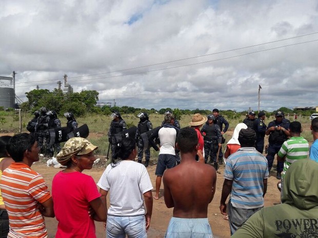 G1 Em RR 200 pessoas são retiradas de terreno na região do Bom