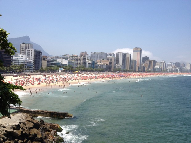 Praia do Leblo, na Zona Sul do Rio, lotada no começo da tarde deste domingo (Foto: Cristiane Cardoso/G1)