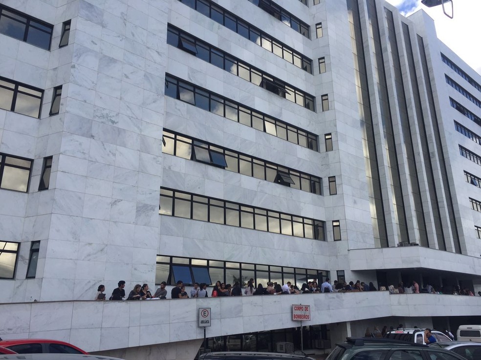 Entrada do Tribunal do Juri na manhã desta segunda-feira (3) (Foto: Clara Franco/TV Globo)