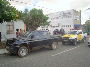 Veículo da Polícia Federal se envolveu no acidente em Teresina (Foto: Yara Pinho)