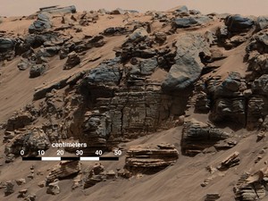 Rocha em camadas fotografada por câmera no robô Curiosity em 7 de agosto mostra um padrão típico de fundo de lago (Foto: Nasa/JPL-Caltech/MSSS) Rocha em camadas fotografada por câmera no robô Curiosity em 7 de agosto mostra um padrão típico de fundo de lago (Foto: Nasa/JPL-Caltech/MSSS)