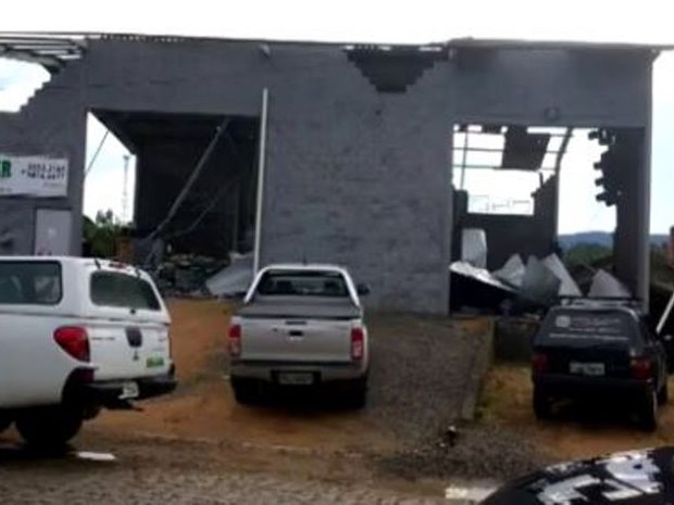 Rodeio teve destelhamentos, quedas de árvores e desabamentos. (Foto: Reprodução/RBS TV)