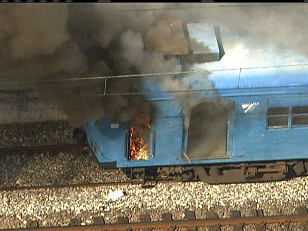 Composição pegou fogo no entorno da estação Quintino (Foto: Reprodução/TV Globo) Composição pegou fogo no entorno da estação Quintino (Foto: Reprodução/TV Globo)
