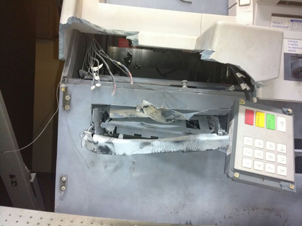 Caixa eletrônico com peças quebradas após impacto de explosivo (Foto: Polícia Militar/Divulgação)