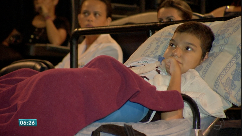 Menino de 12 anos com doena degenerativa realizou o sonho de ir ao cinema pela 1 vez, em Cuiab (Foto: Reproduo/TVCA)