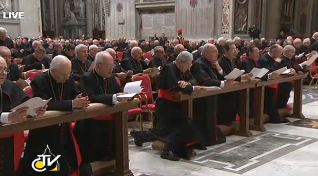 Cardeais eleitores presentes no Vaticano participaram de momento de oração nesta quarta-feira, na Basílica de São Pedro (Foto: Reprodução/Centro Televisivo Vaticano)