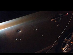 Carro ficou com várias marcas de tiros (Foto: Leandro Tedesco/ TV Gazeta)