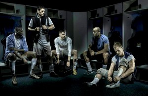 Jogadores manchester city posam para sessão de fotos (Foto: Reprodução / Facebook do Manchester City)