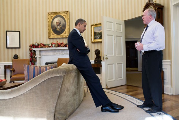 Foto mostra o momento em que Barack Obama fica sabendo do ataque que tirou a vida de 20 crianças e seis adultos (Foto: Pete Souza/Casa Branca/Flickr)