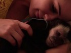 Mendigata posa abraçada com macaco de estimação de Latino