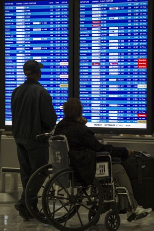 Cadeirante no aeroporto (Foto: Paul J. Richards / AFP)