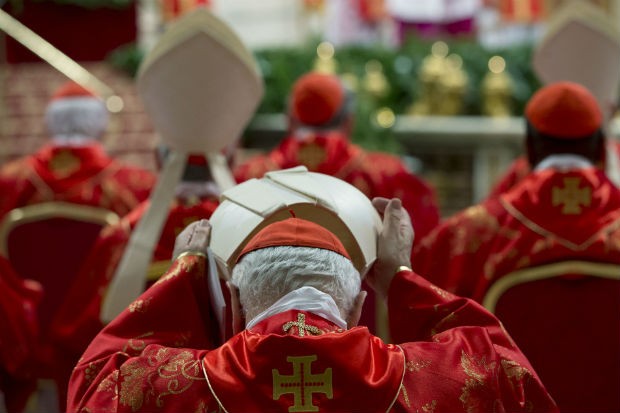 Cardeais acompanham a missa que abre o conclave para a escolha do próximo papa. (Foto: Andrew Medichini/AP)