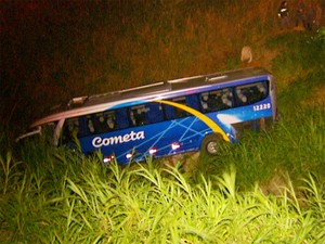 Ônibus cai em ribanceira na Rodovia Anhanguera e deixa mortos e feridos, em Vinhedo (Foto: Reprodução / EPTV)