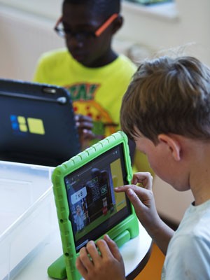Menino mexe em iPad durante a aula (Foto: Michael Kooren/Reuters)
