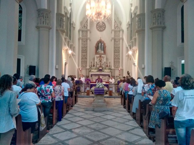 Missa ocorreu na igreja do cemitério do Campo Santo, em Salvador (Foto: Alan Alves/G1)