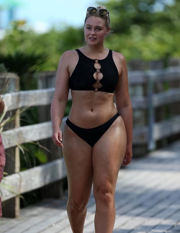 Iskra Lawrence faz sucesso no Instagram mostrando suas curvas reais de modelo plus size (Foto: Reprodução/Instagram)
