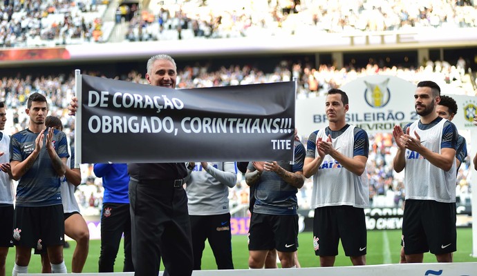 Tite recebe homenagem no Corinthians (Foto: Marcos Ribolli)