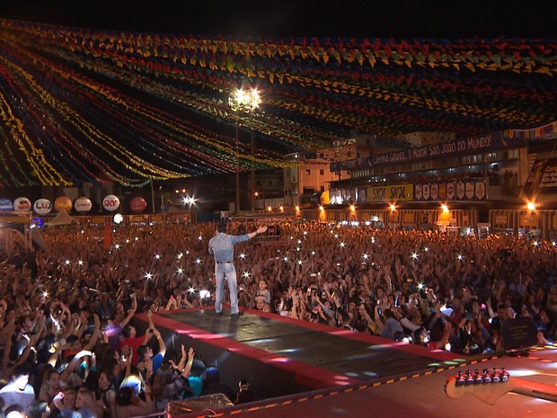 Parque do Povo ficou lotado para o show do padre Fábio de Melo. Cem mil pessoas acompanharam a apresentação, segundo a PM (Foto: Reprodução/TV Paraíba)