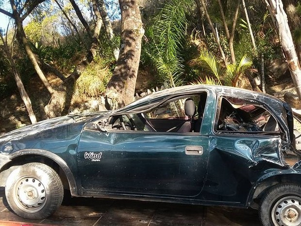 Carro estava saindo de um trevo em Oliveira (Foto: Marcelo Praxedes/Rádio Sociedade) Carro estava saindo de um trevo em Oliveira (Foto: Marcelo Praxedes/Rádio Sociedade)