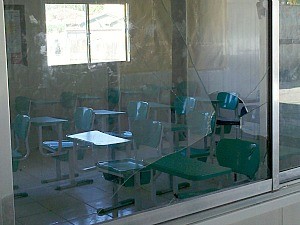 Janelas foram qubradas em escola da Serra, no Espírito Santo. (Foto: Eliana Gorritti/ Do G1 ES)