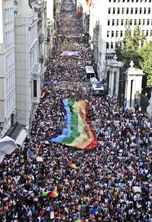  Manifestantes seguram bandeira gigante na rua Istiklal, em Istambul, durante parada gay (Foto: AFP Photo/Ozan Kose)