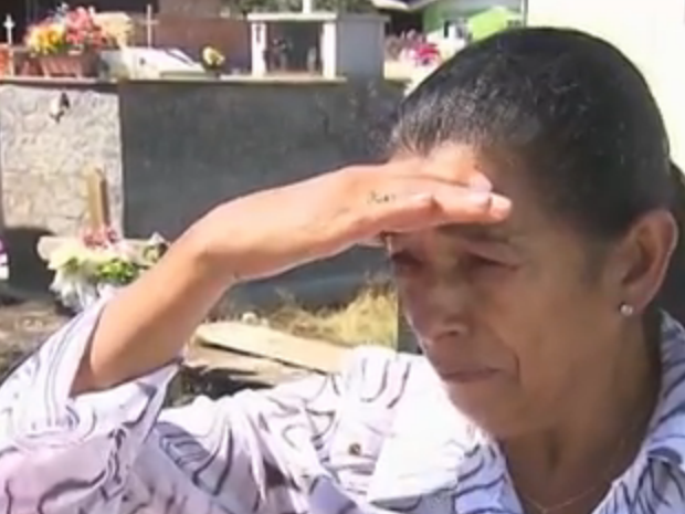 Mulher conta que ela e o marido perderam 11 parentes no acidente (Foto: Reprodução/RPC)