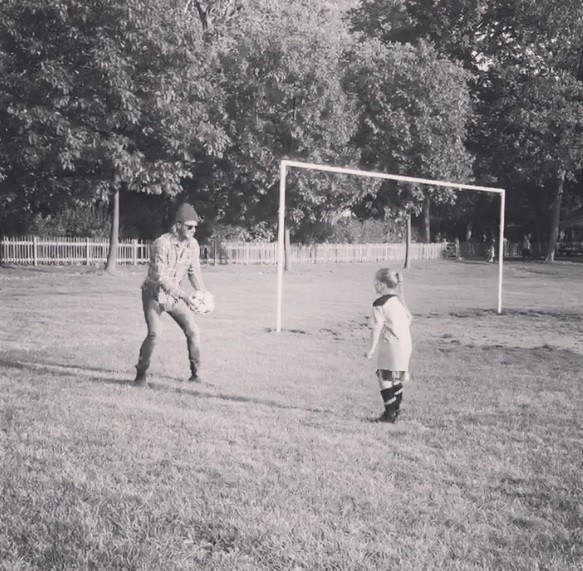Beckham ensina futebol à filha