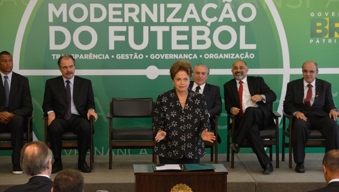Dilma Rousseff assina MP do Futebol (Foto: Agência Brasil)