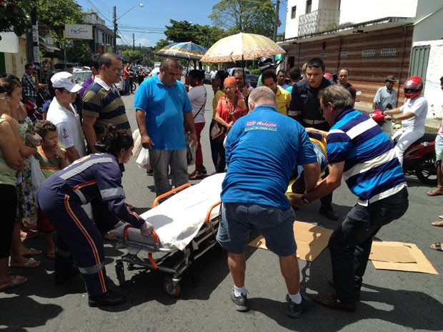 Homem foi atropelado por carro em avenida movimentada de Jaguaribe, bairro da região central de João Pessoa (Foto: Walter Paparazzo/G1)