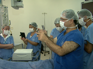 Parte da equipe médica acompanhou procedimento e gravou vídeos em Barretos (Foto: Reprodução / EPTV)
