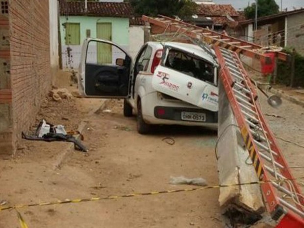 Poste de energia atinge carro da Coleba em cidade da Bahia (Foto: Blog Agmar Rios)