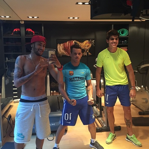 Neymar na academia com amigos (Foto: Instagram)