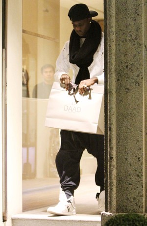 Balotelli faz compras em Milão (Foto: Splash News)