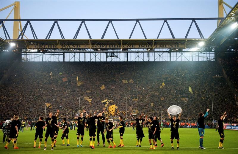 Jogadores do Borussia Dortmund celebram o título alemão (Foto: EFE)