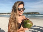 Anna Rita Cerqueira posa de biquininho em praia paradisíaca
