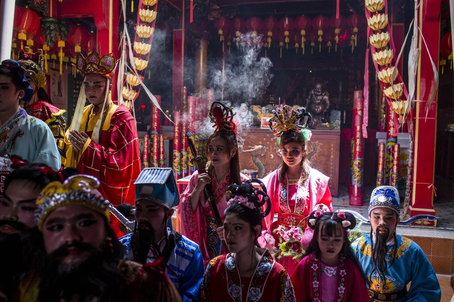 Indonésios rezam no templo de Tien Kok Sie, em Java, durante as celebrações do festival Grebeg Sudiro 