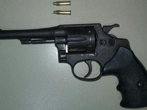 Suspeito por tentativa de homicídio foi encontrado em matagal e portava a arma dos disparos (Foto: Ascom/PC)