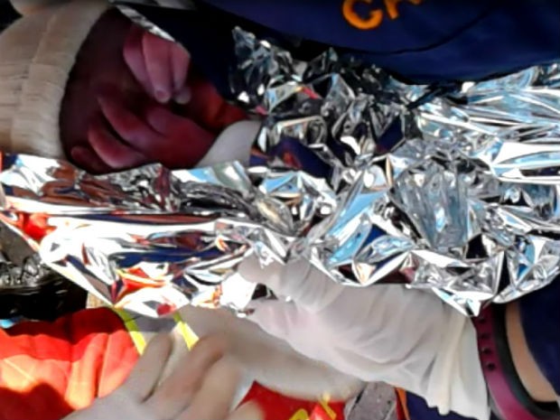 Mulher dá à luz a um menino em calçada na região central de Campinas (Foto: Arquivo Pessoal/ Guarda Municipal) Mulher dá à luz a um menino em calçada na região central de Campinas (Foto: Arquivo Pessoal/ Guarda Municipal)