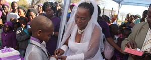Noivo de 9 e mulher de 62 renovam casamento  (Dimakatso Modipa/Barcroft Media/Other Images)