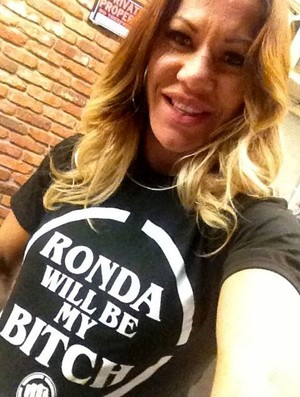 Cris Cyborg provoca Ronda Rousey cok camisa: 'Ronda será minha vadia' (Foto: Reprodução / Twitter)