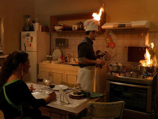 A gata ainda ajuda o chef a controlar um incêndio no apartamento durante encontro dos dois (Foto: Gabriela Bispo/Gshow)