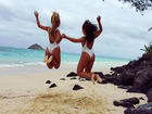Carolina Portaluppi e amiga exibem bumbum em clique de costas na praia