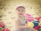 Filha de Debby Lagranha brinca na praia: 'Farofa de Duda'