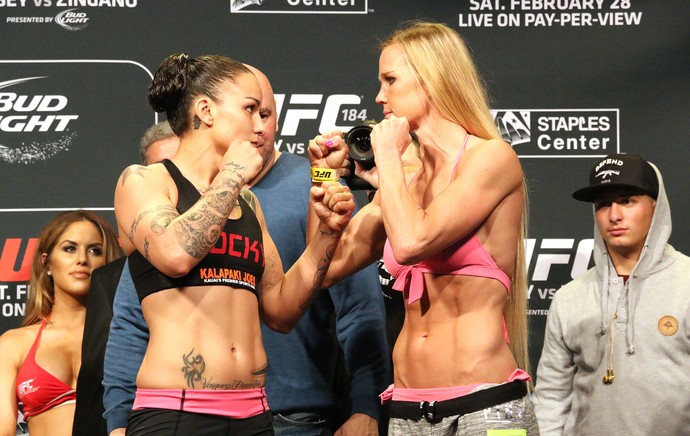 Holly Holm X Raquel Pennington, Pesagem UFC 184 (Foto: Evelyn Rodrigues) Holly Holm X Raquel Pennington, Pesagem UFC 184 (Foto: Evelyn Rodrigues)