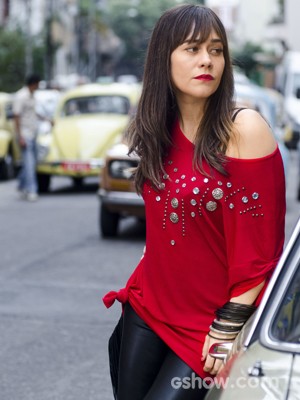 Susana segue um estilo moderno para a década (Foto: Ellen Soares / TV Globo)